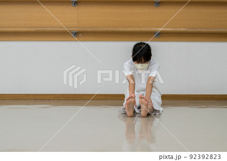 夏の教室で空手を練習している小学生の女の子の様子 92392823