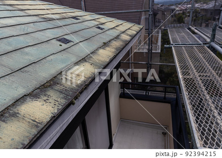 築25年の家の色あせて汚くなったメンテナンスの必要な屋根 92394215