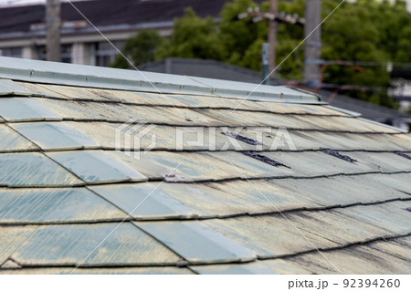築25年の一戸建ての、色あせて汚くなったメンテナンスの必要な屋根 築25年の一戸建ての、色あせて汚くなったメンテナンスの必要な屋根 92394260