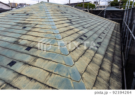 築25年の一戸建ての、色あせて汚くなったメンテナンスの必要な屋根 築25年の一戸建ての、色あせて汚くなったメンテナンスの必要な屋根 92394264