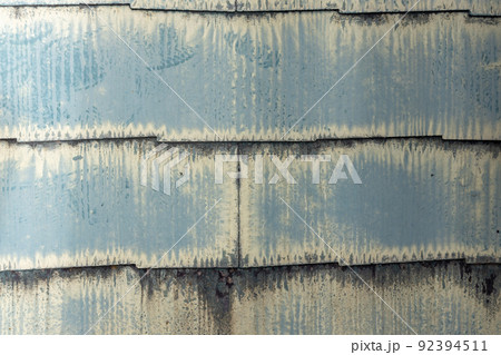 築25年の一戸建ての、色あせて汚くなったメンテナンスの必要な屋根 築25年の一戸建ての、色あせて汚くなったメンテナンスの必要な屋根 92394511