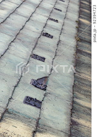 築25年の一戸建ての、色あせて汚くなったメンテナンスの必要な屋根 築25年の一戸建ての、色あせて汚くなったメンテナンスの必要な屋根 92394723