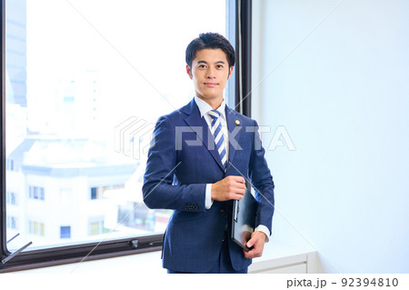 弁護士 若い男性 弁護士 若い男性 92394810