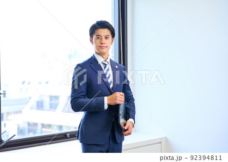 弁護士　若い男性 92394811