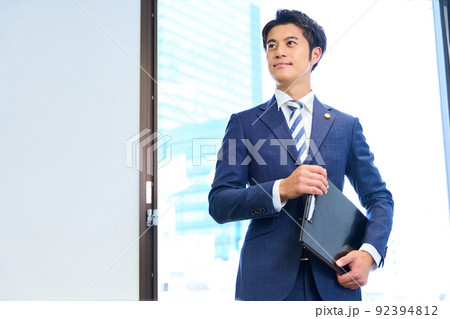 弁護士　若い男性 92394812