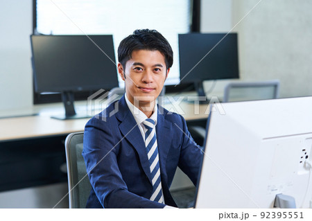 スーツ姿の若いビジネスマン 92395551