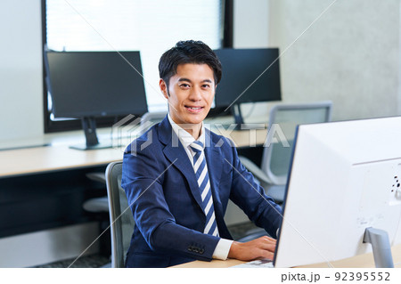 スーツ姿の若いビジネスマン スーツ姿の若いビジネスマン 92395552