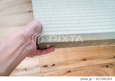 畳を持ち上げている写真。畳のメンテナンスのイメージ。 畳を持ち上げている写真。畳のメンテナンスのイメージ。 92396264