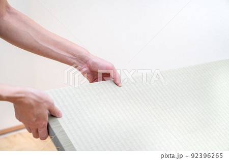 畳を持ち上げている写真。畳のメンテナンスのイメージ。 畳を持ち上げている写真。畳のメンテナンスのイメージ。 92396265