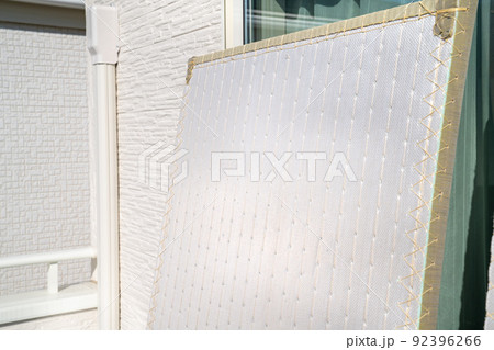 天日干しをしている畳の写真。 92396266