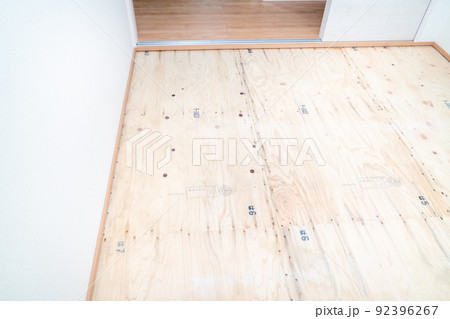 畳を上げた和室の写真。畳のメンテナンスのイメージ。 畳を上げた和室の写真。畳のメンテナンスのイメージ。 92396267