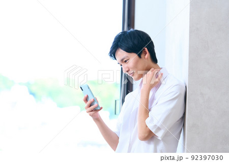 若い男性 若い男性 92397030