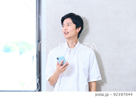 若い男性 92397044