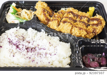 美味しいロースとんかつ弁当 92397307