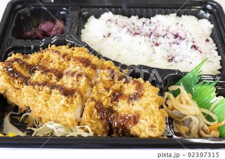 美味しいロースとんかつ弁当 92397315