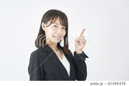 白背景の右側を指差すビジネスウーマン 92399356