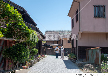 岡山県高梁市成羽町　吹屋ふるさと村の古い町並みを歩くカップル 92399623