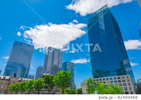 東京駅と駅前にあるKITTE(キッテ・旧東京中央郵便局)などのビル群(東京都千代田区) 東京駅と駅前にあるKITTE(キッテ・旧東京中央郵便局)などのビル群(東京都千代田区) 92400468