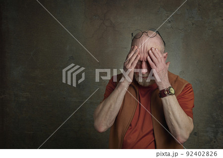 senior bald man having headache 92402826