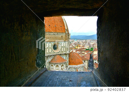 イタリア・フィレンツェ旧市街・サンタマリアデルフィオーレ大聖堂 92402837