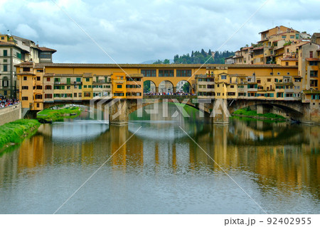イタリア・フィレンツェ・ヴェッキオ橋 92402955