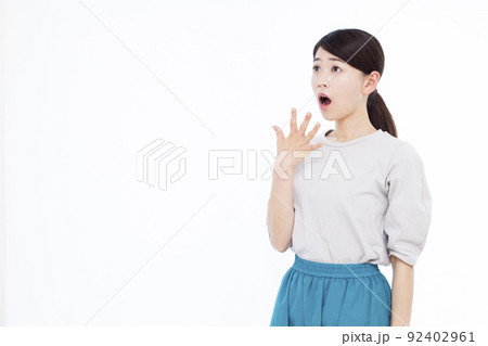 びっくりしている30代の女性 92402961