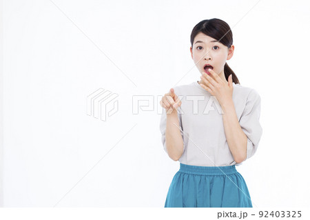 びっくりしている30代の女性 92403325