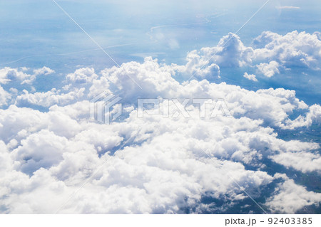 飛行機から見た夏の雲 92403385