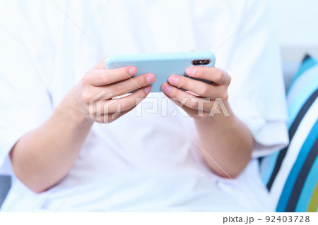 男性　スマホ　リビング　 92403728