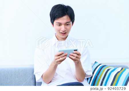 男性 スマホ リビング 男性 スマホ リビング 92403729