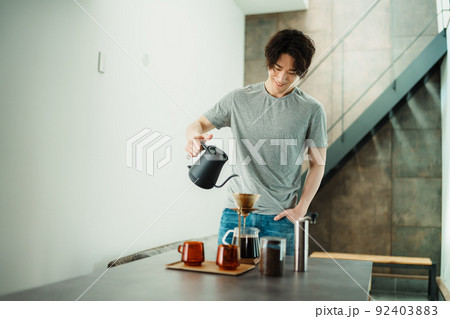 コーヒーを淹れる若い男性 コーヒーを淹れる若い男性 92403883
