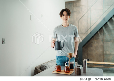コーヒーを淹れる若い男性 コーヒーを淹れる若い男性 92403886