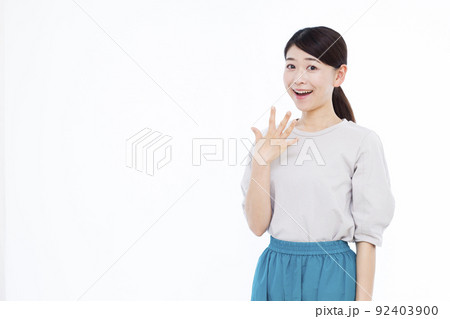 笑顔でびっくりしている30代の女性 笑顔でびっくりしている30代の女性 92403900