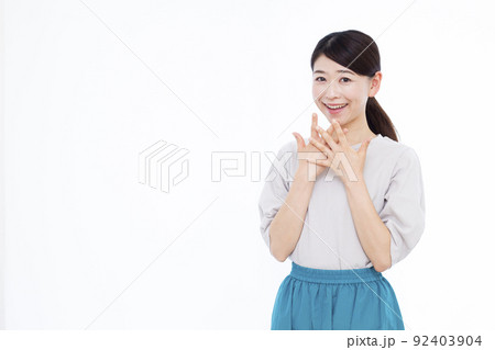 笑顔でびっくりしている30代の女性 92403904