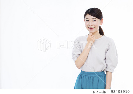 笑顔でびっくりしている30代の女性 笑顔でびっくりしている30代の女性 92403910