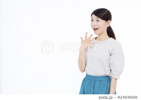 笑顔でびっくりしている30代の女性 92404000