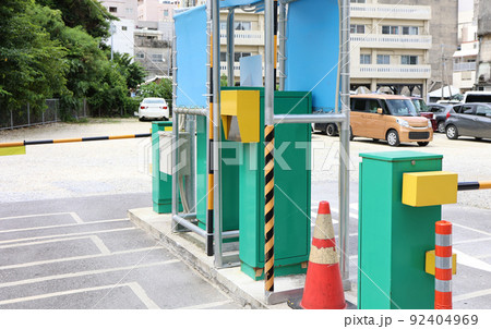 街の中にあるゲート式のコインパーキング 92404969
