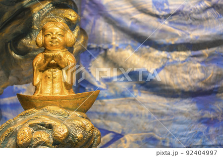 [外神田・東京] EDOCCO神田明神文化交流館の宮田亮平氏による彫刻「少彦名命」のクローズアップ。 92404997