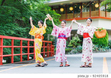 温泉旅行を楽しむ浴衣姿の女性と友達 92405918