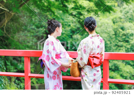 温泉旅行を楽しむ浴衣姿の女性と友達 温泉旅行を楽しむ浴衣姿の女性と友達 92405921