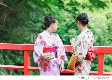 温泉旅行を楽しむ浴衣姿の女性と友達 92405922