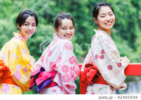 温泉旅行を楽しむ浴衣姿の女性と友達 温泉旅行を楽しむ浴衣姿の女性と友達 92405939