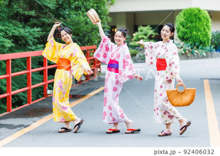 温泉旅行を楽しむ浴衣姿の女性と友達 温泉旅行を楽しむ浴衣姿の女性と友達 92406032