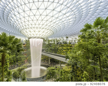 シンガポール・チャンギ空港「Jewel」の屋内人工滝 92408076