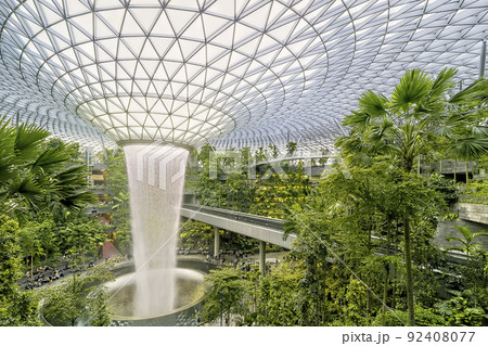 シンガポール・チャンギ空港「Jewel」の屋内人工滝 シンガポール・チャンギ空港「Jewel」の屋内人工滝 92408077