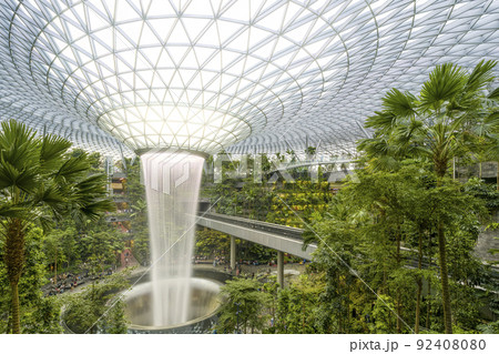 シンガポール・チャンギ空港「Jewel」の屋内人工滝 92408080