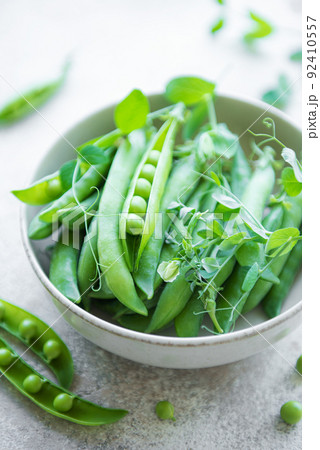 Bowl with sweet pea pods 92410557