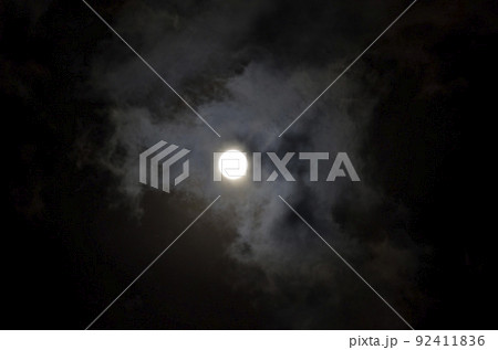 月を覆う雲　グラフィック素材 92411836