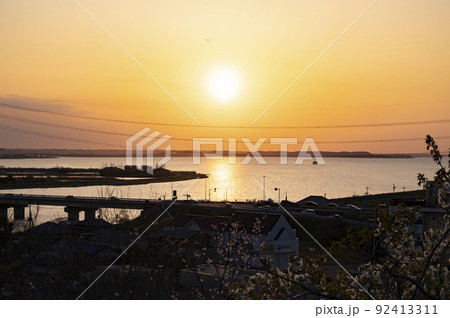 茨城 権現山公園から見る霞ケ浦の夕日 茨城 権現山公園から見る霞ケ浦の夕日 92413311