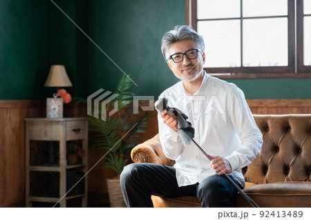 趣味のゴルフクラブを拭くシニア男性 92413489